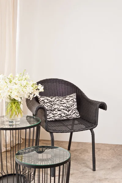 Cadeira de vime marrom em ambiente interior — Fotografia de Stock