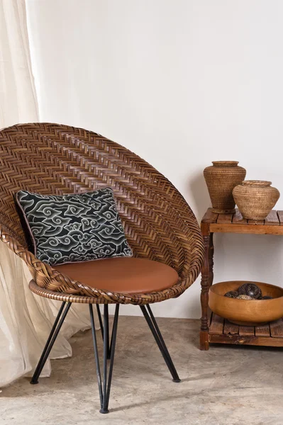 Chaise en rotin brun dans un cadre intérieur — Photo