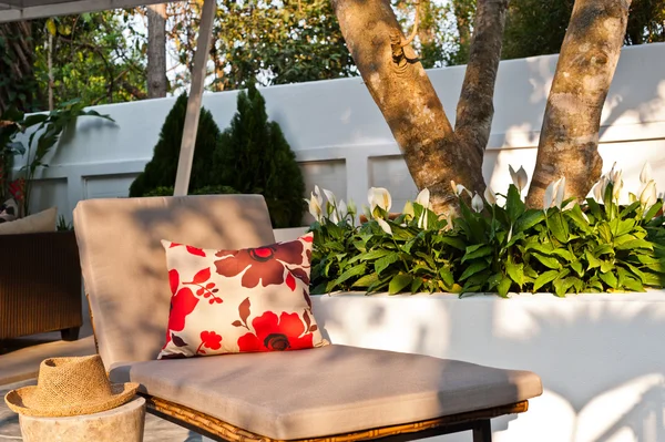 Villa garden with Sunlounger — Stock Photo, Image