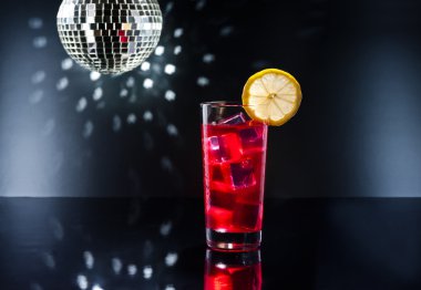 Campari disko ayarında kokteyl
