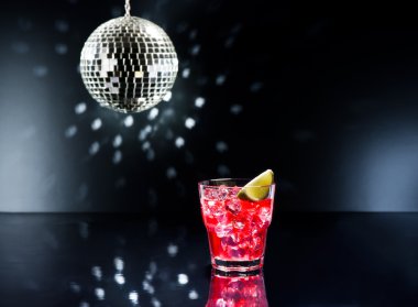 Kırmızı campari kokteyl