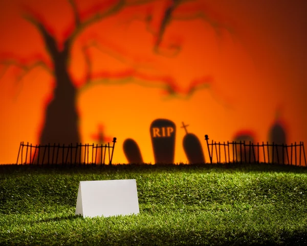 Halloween landschap met tabelkaart — Stockfoto