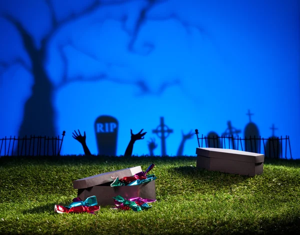 Caixão de Halloween no gramado com doces — Fotografia de Stock