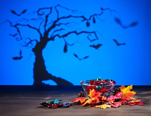 Pipistrelli albero di Halloween e dolci — Foto Stock