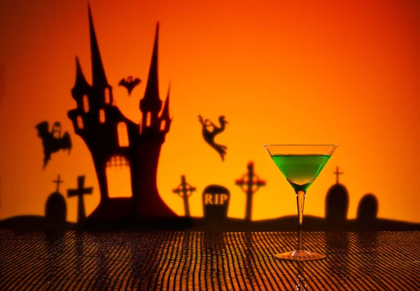 Zielone martini w halloween ustawienie — Zdjęcie stockowe