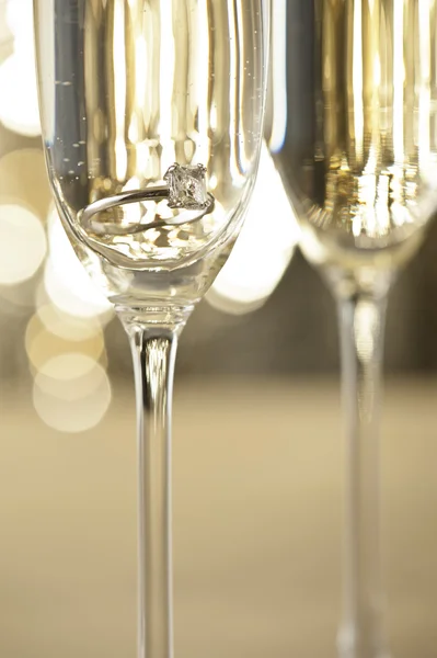 Champagneglas med engagemang smycken — Stockfoto