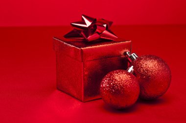 Kırmızı biblo ve Noel hediyesi