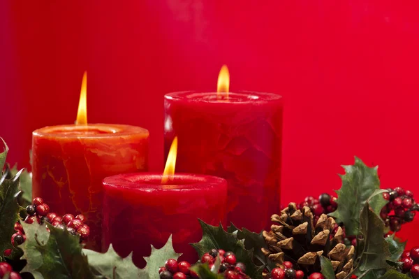 Corona roja de adviento con velas — Foto de Stock