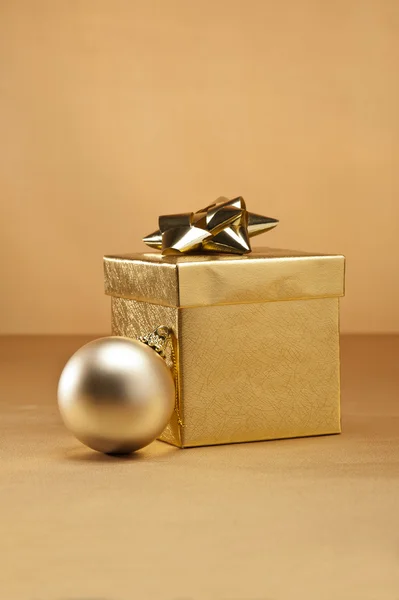 Gold bauble and present — Stock Photo, Image