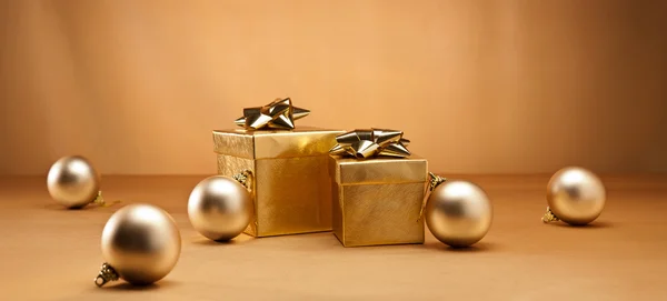 Gold bauble and present — Stock Photo, Image