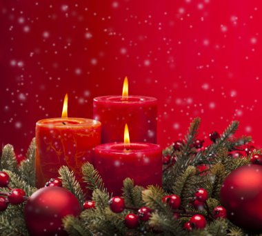 Mumlar ile kırmızı Noel çelenk