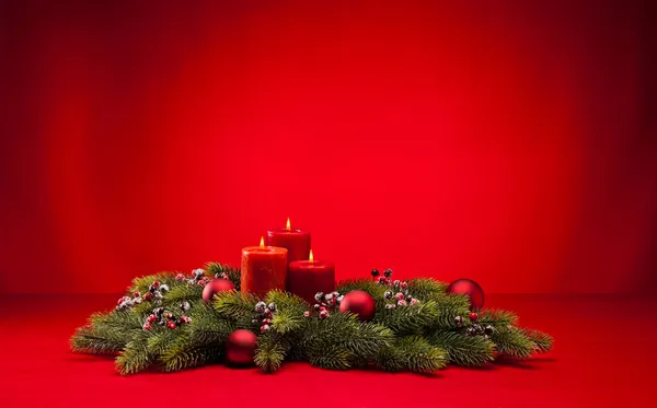 Röd advent krans med ljus — Stockfoto