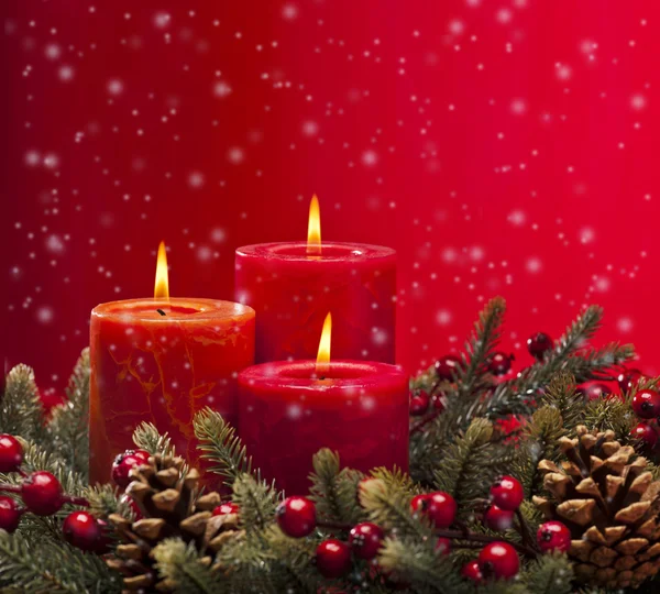 Mumlar ile kırmızı Noel çelenk