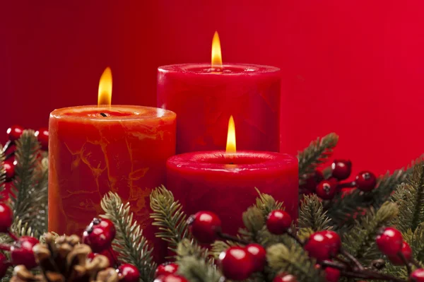 Grinalda de advento vermelho com velas — Fotografia de Stock