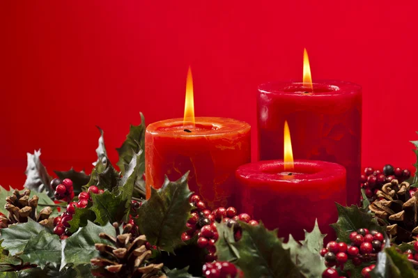 Grinalda de advento vermelho com velas — Fotografia de Stock