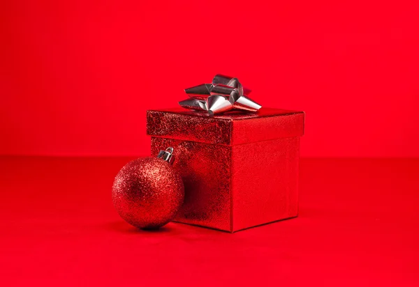 Red bauble and Christmas present — Stock Photo, Image