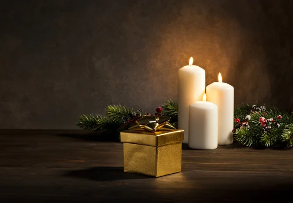 クリスマスの設定で現在の蝋燭 — ストック写真