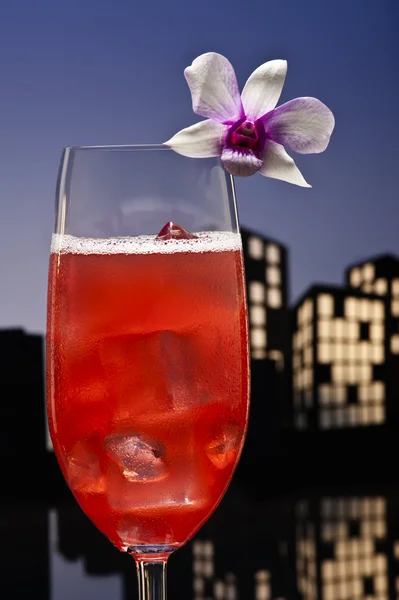 Metropolis Singapore Cocktail Sling nello skyline della città — Foto Stock