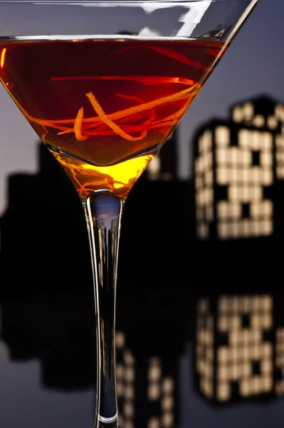 Cocktail Metropolis Manhattan nello skyline della città — Foto Stock