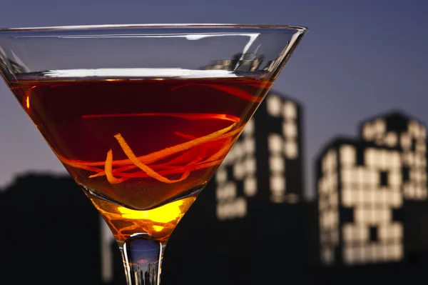 Metropool manhattan cocktail in de instelling van de skyline van de stad — Stockfoto