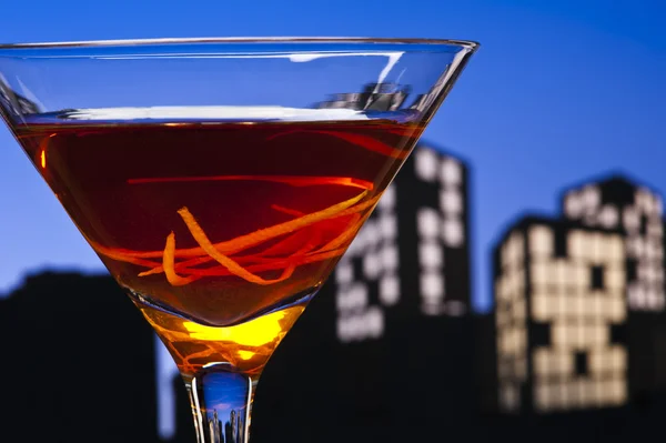 Metropool manhattan cocktail in de instelling van de skyline van de stad — Stockfoto