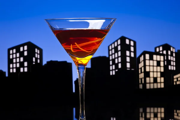 Metropool manhattan cocktail in de instelling van de skyline van de stad — Stockfoto