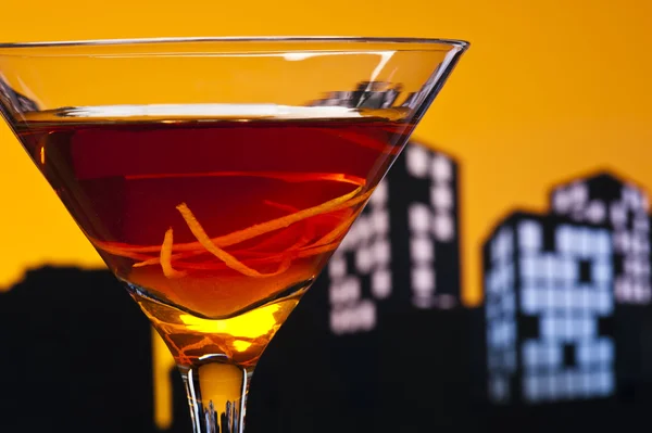 Metropolis Manhattan cocktail in city skyline setting — Stock Photo, Image