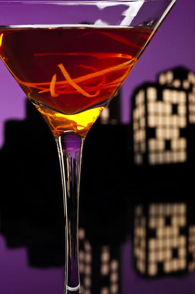 Metropool manhattan cocktail in de instelling van de skyline van de stad — Stockfoto