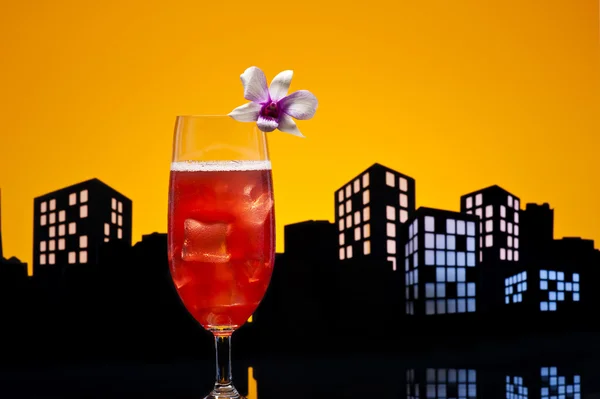 Metropool singapore sling cocktail in de instelling van de skyline van de stad — Stockfoto