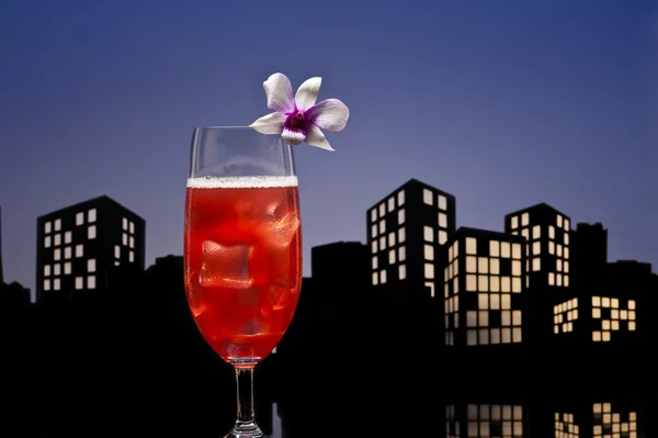 Metropolis Singapore Sling cocktail in city skyline setting — Stock Photo, Image