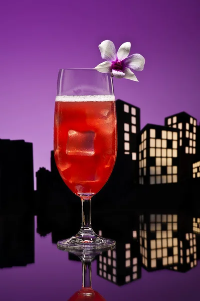 Metropolis Singapore Sling cocktail no horizonte da cidade — Fotografia de Stock