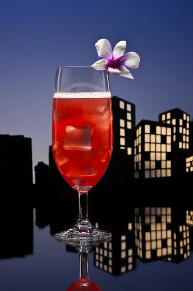 Metropolis Singapore Sling cocktail in city skyline setting — Stock Photo, Image