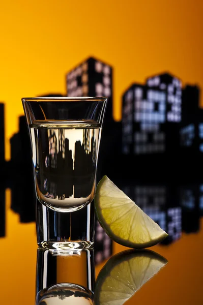 Tequila shoot in cityscape setting — Stock Photo, Image