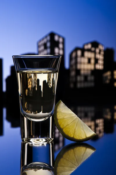 Tequila shoot in cityscape setting — Stock Photo, Image