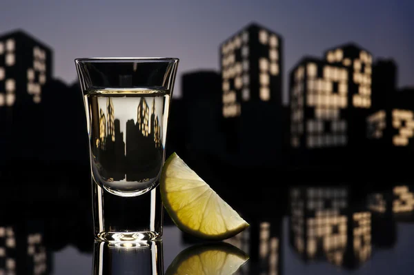 Tequila schieten in stadsgezicht instelling — Stockfoto