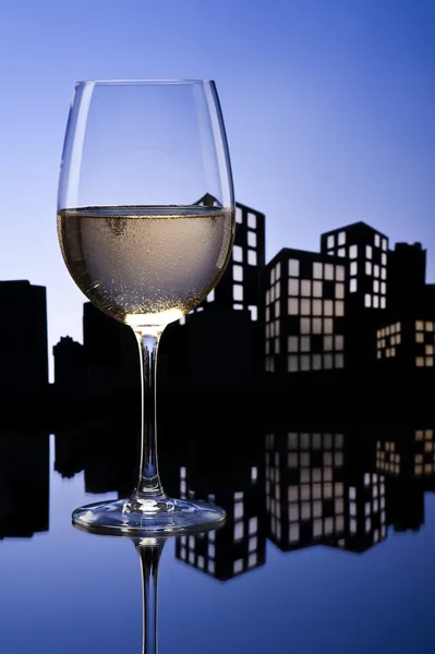 Metropolis beyaz şarap — Stok fotoğraf