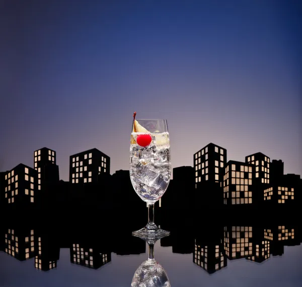 Metropolis Gin Tonic tom collins cóctel — Foto de Stock