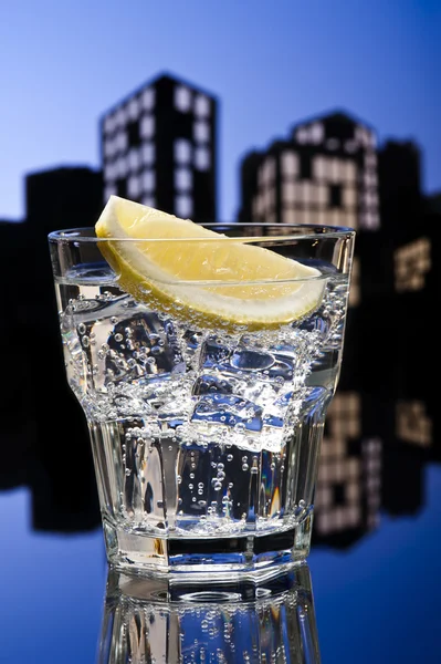 Metropolis Gin Tonic cocktail — kuvapankkivalokuva