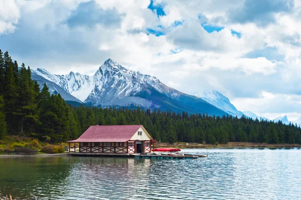 Jezioro Maligne, park narodowy jasper, jaspis, — Zdjęcie stockowe