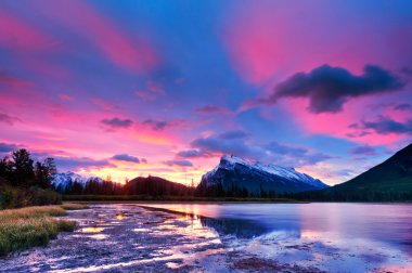 günbatımı yukarıda vermilyon göller, banff Ulusal Parkı