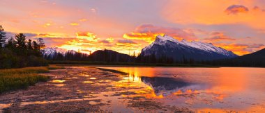 günbatımı yukarıda vermilyon göller, banff Ulusal Parkı