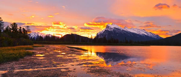 Zonsondergang boven vermiljoen meren, nationaal park banff — Stockfoto