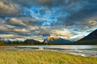 günbatımı yukarıda vermilyon göller, banff Ulusal Parkı