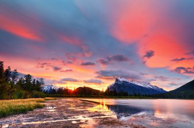 günbatımı yukarıda vermilyon göller, banff Ulusal Parkı