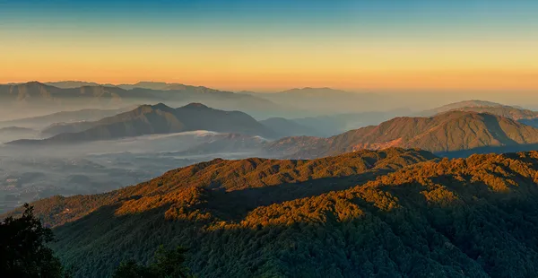 Vue sur les montagnes himalayennes depuis le Mt. Shivapuri — Photo