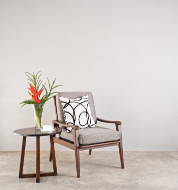 Gri kapitone sandalye