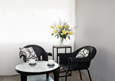 aydınlık ortamda dış mekan mobilyaları