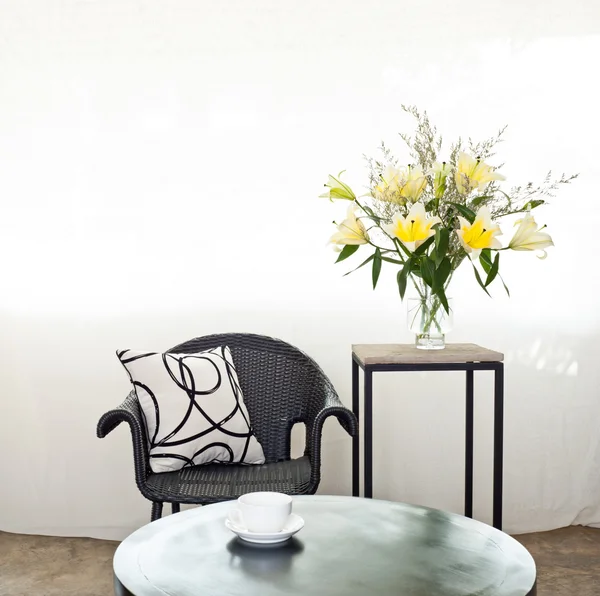 aydınlık ortamda dış mekan mobilyaları