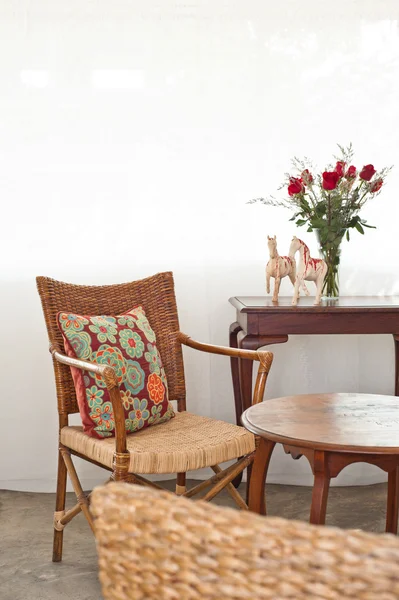 Krzesło rattan z pomarańczowy kolorowe poduszki — Zdjęcie stockowe