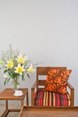 renkli sandalye sehpa ile doldurulmuş